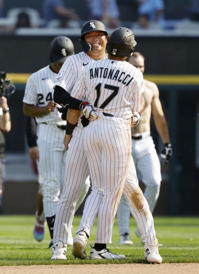 サヨナラ勝ちし、アントナッチ（手前）と喜ぶ村上（共同）