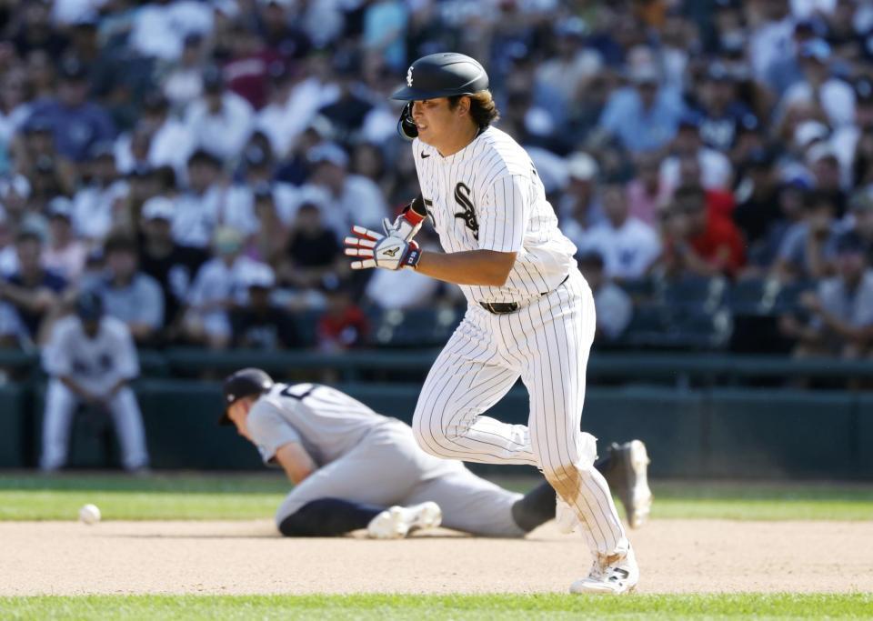 １１回、アントナッチの安打で二塁に進む村上（共同）