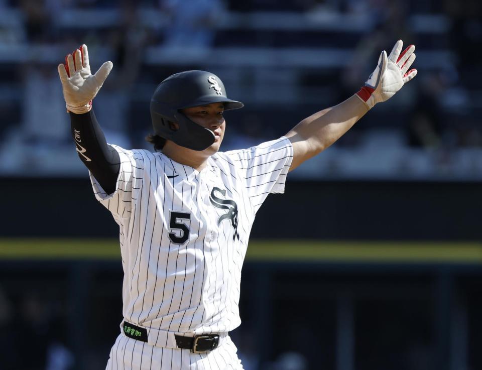 １１回、ピーターズがサヨナラの押し出し四球を選び、喜ぶ村上（共同）