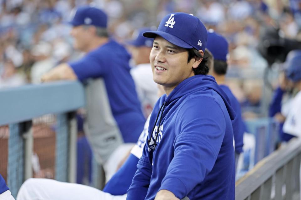 １回、ベンチで試合を見る大谷（共同）