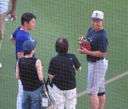 試合前に談笑する山本（左端）と吉田（右端）＝撮影・小林信行