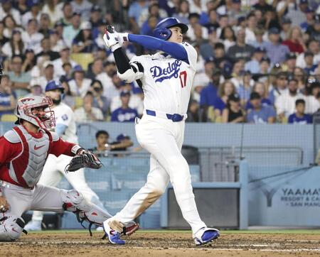 　レッドソックス戦の５回、右越えに24号２ランを放つドジャース・大谷＝ロサンゼルス（共同）
