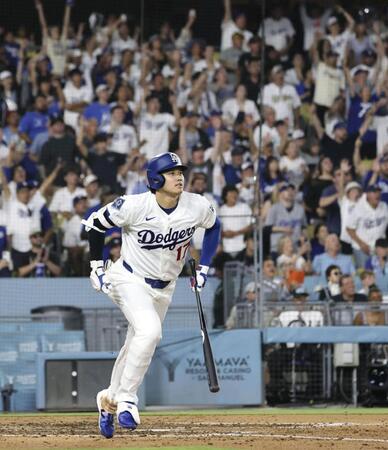 　レッドソックス戦の５回、右越えに24号２ランを放つドジャース・大谷＝ロサンゼルス（共同）