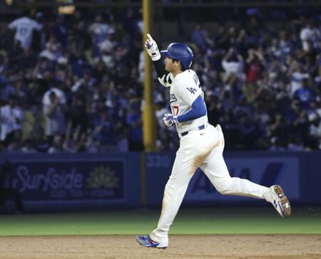 　レッドソックス戦の５回、24号２ランを放ち塁を回るドジャース・大谷＝ロサンゼルス（共同）