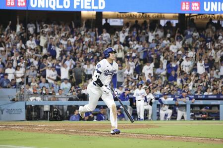 　レッドソックス戦の５回、右越えに24号２ランを放ったドジャース・大谷＝ロサンゼルス（共同）