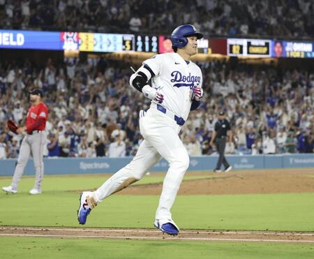 　レッドソックス戦の５回、右越えに２ランを放ったドジャース・大谷＝ロサンゼルス（共同）