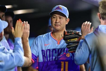 　ロイヤルズ戦の７回途中、降板しベンチで迎えられるロッキーズ・菅野＝デンバー（ゲッティ＝共同）