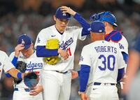 　６回、押し出し四球を与え降板するドジャース・佐々木朗（ＡＰ＝共同）