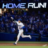 ５回、右越えに２４号２ランを放つドジャース・大谷（ロサンゼルス・ドジャース提供）