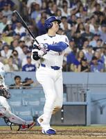 　レッドソックス戦の５回、右越えに24号２ランを放つドジャース・大谷＝ロサンゼルス（共同）