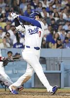 　レッドソックス戦の５回、右越えに24号２ランを放つドジャース・大谷＝ロサンゼルス（共同）