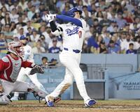 　レッドソックス戦の５回、右越えに24号２ランを放つドジャース・大谷＝ロサンゼルス（共同）
