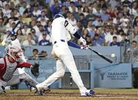 　レッドソックス戦の５回、右越えに24号２ランを放つドジャース・大谷＝ロサンゼルス（共同）