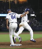 　レッドソックス戦の５回、24号２ランを放ち塁を回るドジャース・大谷＝ロサンゼルス（共同）
