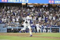 　レッドソックス戦の５回、右越えに24号２ランを放ったドジャース・大谷＝ロサンゼルス（共同）