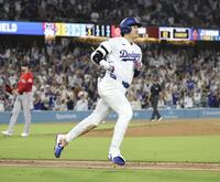 　レッドソックス戦の５回、右越えに２ランを放ったドジャース・大谷＝ロサンゼルス（共同）