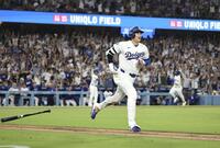 　レッドソックス戦の５回、右越えに24号２ランを放ったドジャース・大谷＝ロサンゼルス（共同）