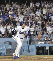 　レッドソックス戦の５回、右越えに24号２ランを放つドジャース・大谷＝ロサンゼルス（共同）