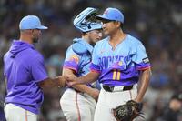 　ロイヤルズ戦の７回途中、降板するロッキーズ・菅野（右）＝デンバー（ＡＰ＝共同）
