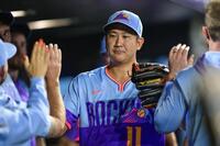 　ロイヤルズ戦の７回途中、降板しベンチで迎えられるロッキーズ・菅野＝デンバー（ゲッティ＝共同）
