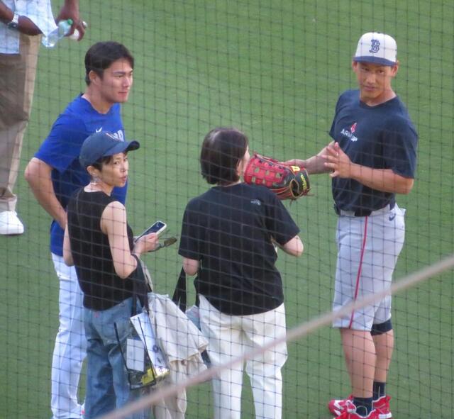 山本由伸と吉田正尚が笑顔で再会！