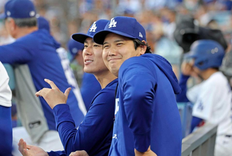 　１回、ベンチで試合を見るドジャースの大谷（手前）と山本（共同）