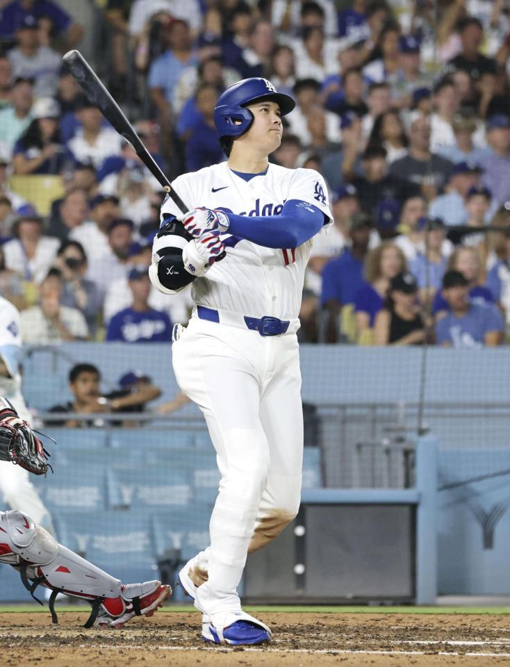 　レッドソックス戦の５回、右越えに24号２ランを放つドジャース・大谷＝ロサンゼルス（共同）