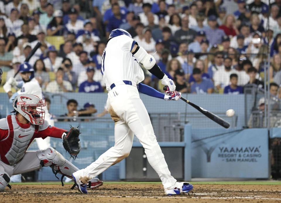 　レッドソックス戦の５回、右越えに24号２ランを放つドジャース・大谷＝ロサンゼルス（共同）