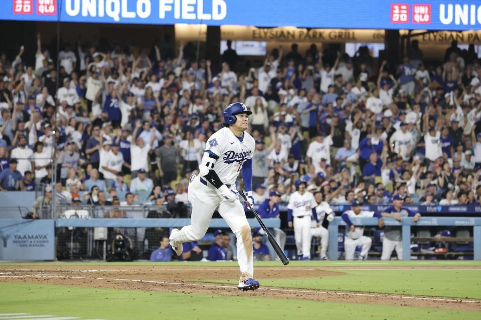 　レッドソックス戦の５回、右越えに24号２ランを放ったドジャース・大谷＝ロサンゼルス（共同）