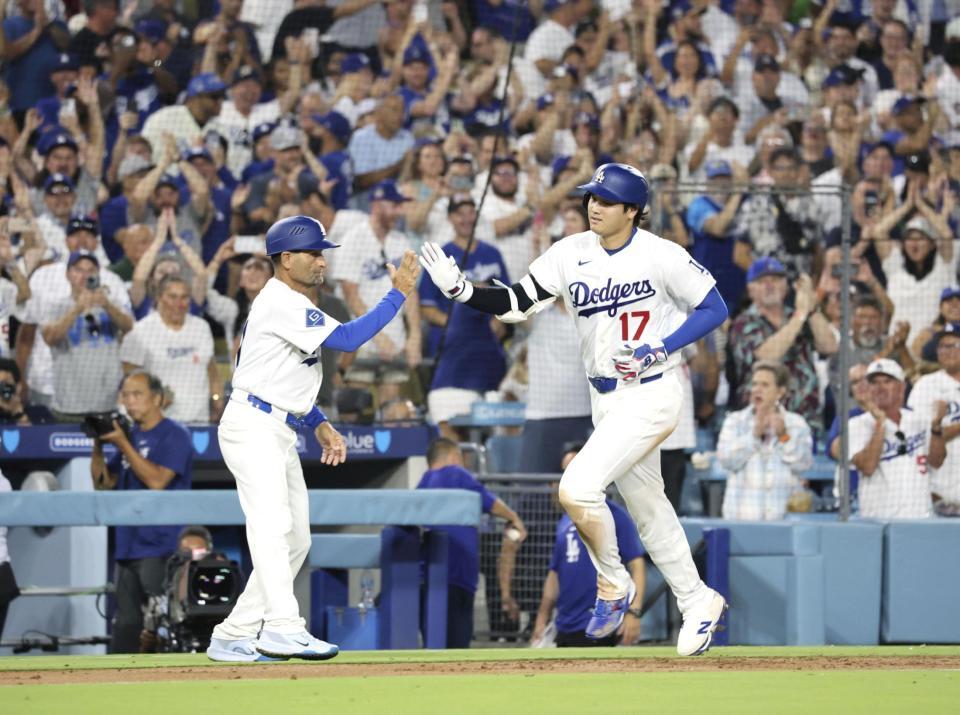 　レッドソックス戦の５回、２ランを放ち迎えられるドジャース・大谷＝ロサンゼルス（共同）