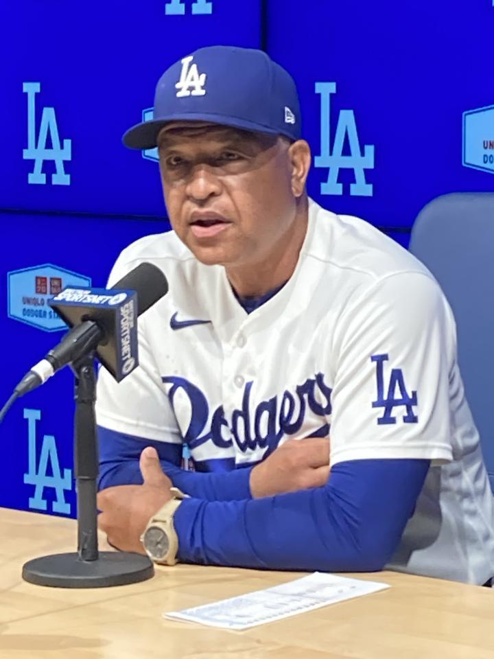 試合後に取材に応じるロバーツ監督（撮影・小林信行）