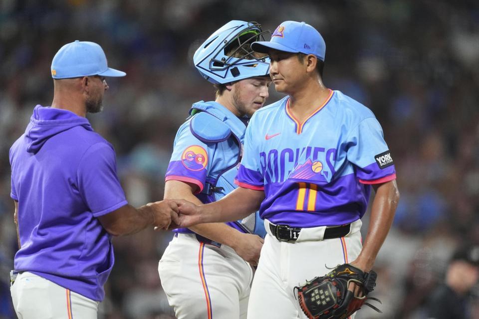 　ロイヤルズ戦の７回途中、降板するロッキーズ・菅野（右）＝デンバー（ＡＰ＝共同）