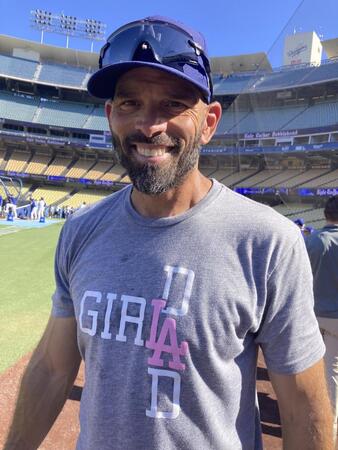 大谷の走塁を語るウッドワード一塁コーチ（撮影・小林信行