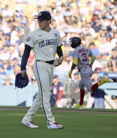 　レッドソックス戦の１回、ラファエラ（右）に本塁打を浴びたドジャース・山本＝ロサンゼルス（共同）