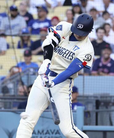 　レッドソックス戦の１回、中前打を放つドジャース・大谷＝ロサンゼルス（共同）