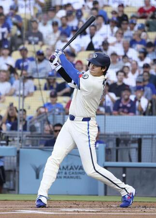 　レッドソックス戦の１回、中前打を放つドジャース・大谷＝ロサンゼルス（共同）
