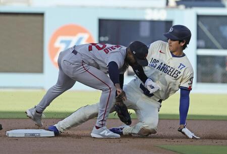 　レッドソックス戦の１回、後続の右飛でタッチアップ、二塁を狙うがタッチアウトとなるドジャースの一走大谷＝ロサンゼルス（共同）