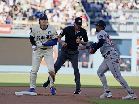　レッドソックス戦の１回、後続の右飛でタッチアップ、二塁を狙うがタッチアウトとなったドジャースの一走大谷＝ロサンゼルス（共同）