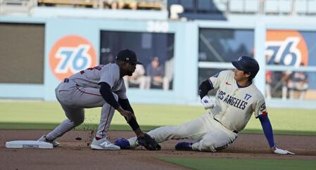 　レッドソックス戦の１回、後続の右飛でタッチアップ、二塁に滑り込むドジャースの一走大谷。タッチアウトとなる＝ロサンゼルス（共同）
