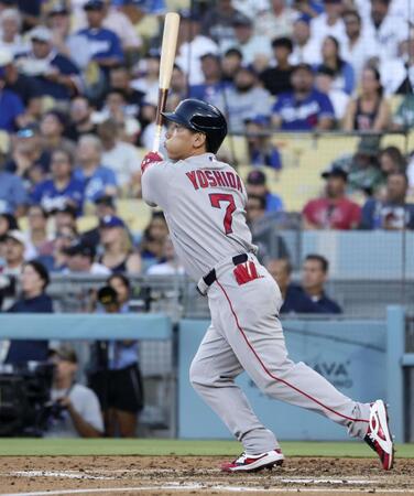　ドジャース戦の４回、中飛に倒れたレッドソックス・吉田＝ロサンゼルス（共同）