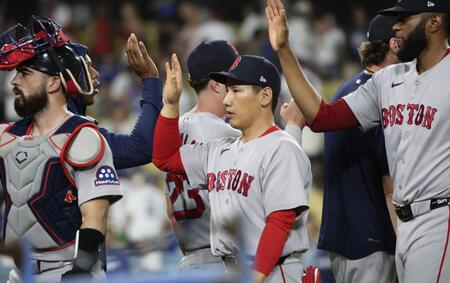 　ドジャースに勝利しタッチを交わすレッドソックス・吉田＝ロサンゼルス（共同）