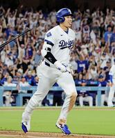 　５回、右越えに２ランを放ったドジャース・大谷。一塁の手前でぺろりと舌を出した（共同）