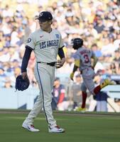 　レッドソックス戦の１回、ラファエラ（右）に本塁打を浴びたドジャース・山本＝ロサンゼルス（共同）