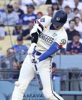 　レッドソックス戦の１回、中前打を放つドジャース・大谷＝ロサンゼルス（共同）