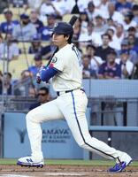 　レッドソックス戦の１回、中前打を放つドジャース・大谷＝ロサンゼルス（共同）