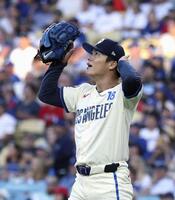 　レッドソックス戦の３回、ラファエラに２打席連続の本塁打を浴びたドジャース・山本＝ロサンゼルス（共同）