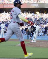 　レッドソックス戦の３回、ラファエラ（手前）に２打席連続の本塁打を浴びたドジャース・山本＝ロサンゼルス（共同）