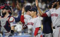 　ドジャースに勝利しタッチを交わすレッドソックス・吉田＝ロサンゼルス（共同）