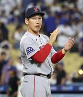 　ドジャースに勝利しチームメートを迎えるレッドソックス・吉田＝ロサンゼルス（共同）