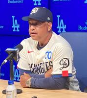 試合後に会見するドジャース・ロバーツ監督（撮影・小林信行）